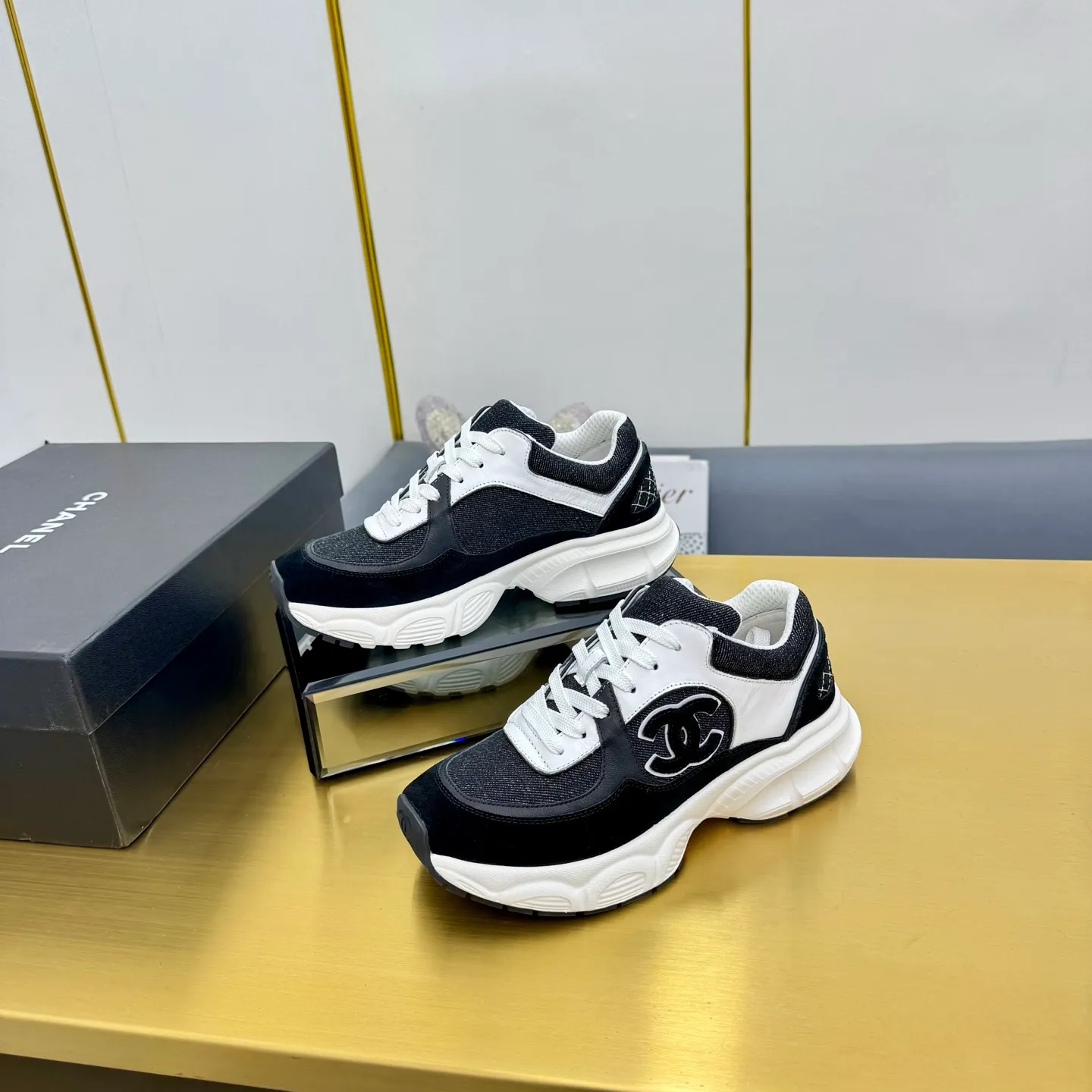p700🐮🐮Upgraded version, upgraded version, upgraded version! No rebuttal accepted! ! ! ! Chanel Chanel dad shoes, couples' model for men and women - 2025 top casual sneakers in the counter. This classic design; the upper is electro-embroidered with various techniques; ❷The inner lining is made of: original Yangli + net ❸The outsole is based on: the original TPU combination outsole. The full set of boutique packaging for women 35–41